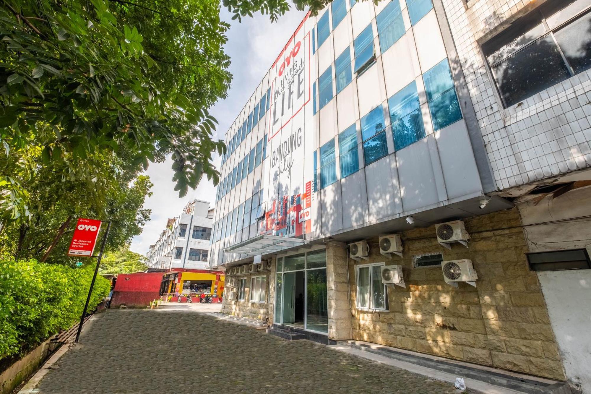 Oyo Living 2195 Al Jazeerah Residence Syariah Бандунг Экстерьер фото
